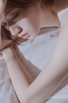 美女露胸
